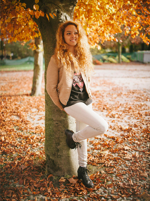 Séance Anna Parc Floral, photo contre arbre